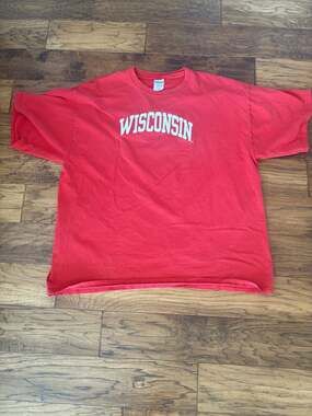 🔥 GREAT DEAL Wisconsin Badgers Red Graphic Tee XXL Oversized College Essential
